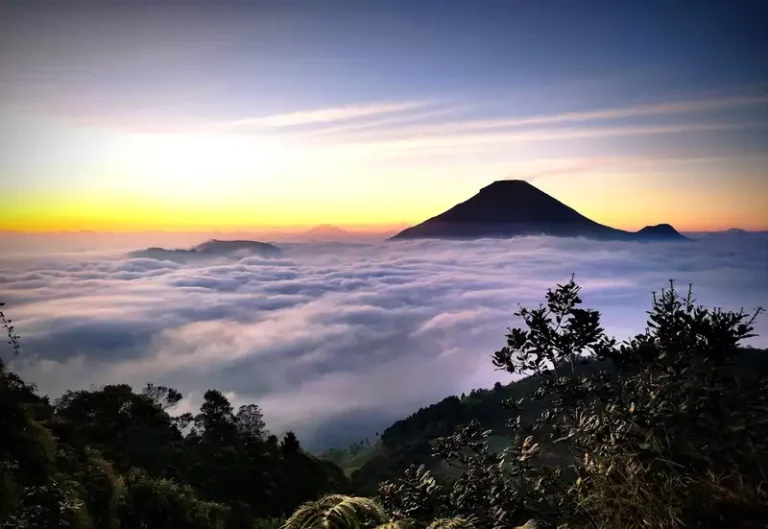 Paket Wisata Dieng Plateau – Panduan Lengkap, Cara Booking & Rekomendasi Terbaik