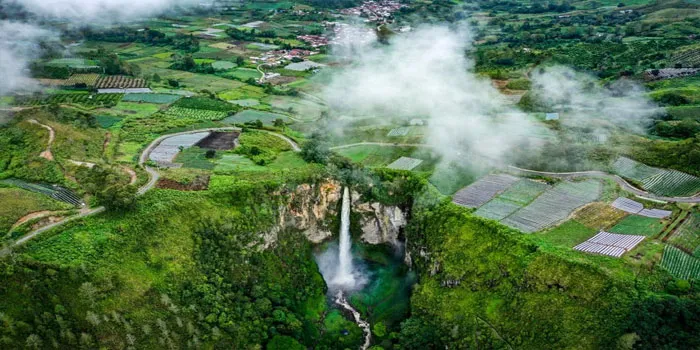 Panduan Lengkap Wisata Air Terjun Sipiso-piso: Keindahan Alam, Manfaat Wisata, Produk Pendukung, dan Tips Praktis