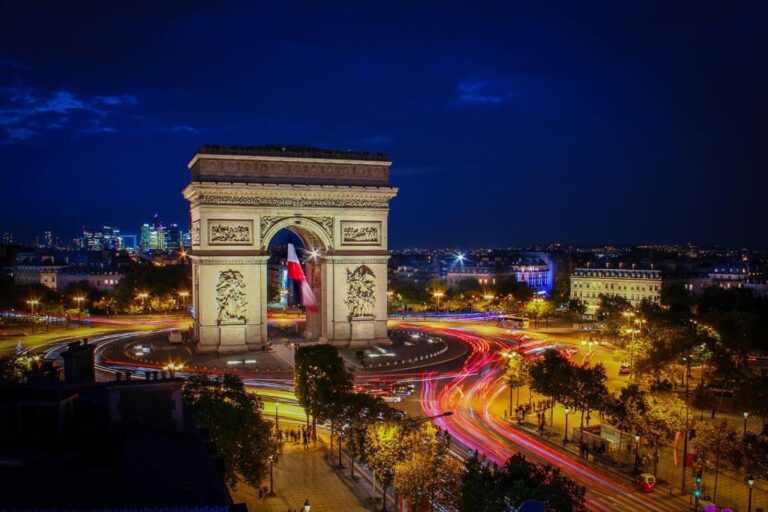 Discovering Paris After Dark – A Complete Guide to Nightlife, Dining, and Evening Adventures in the City of Lights
